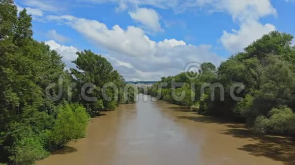 河水从岸边涌出来淹没了树木视频的预览图