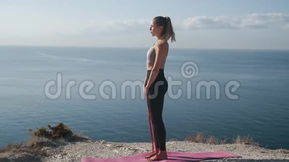 侧视女人在户外用橡皮筋锻炼身体视频的预览图