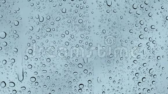 在雨中在玻璃上特写水滴大雨点落在窗玻璃4K上视频的预览图