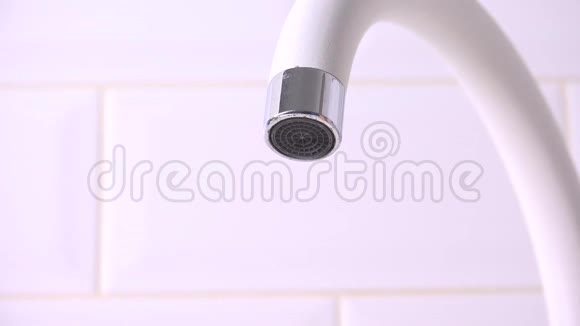 厨房水管流量滴水龙头断水视频的预览图
