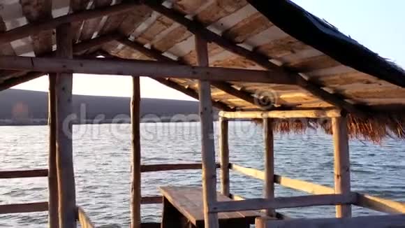 一个木制凉亭漂浮在河上水上的房子视频的预览图