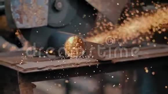 车间用圆盘磨床锯金属的工匠特写慢动作热金属产生的火花视频的预览图