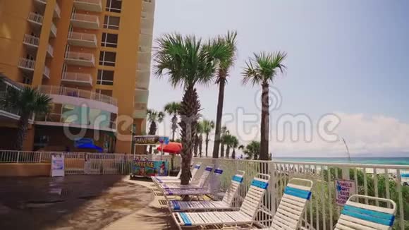 酒店棕榈树太阳和海滩的美景视频的预览图