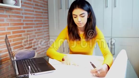 女建筑师带着笔记本电脑和蓝图在家工作视频的预览图