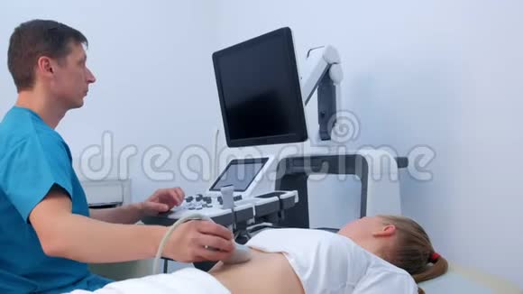 男医生在临床上检查腹部超声诊断胃女子视频的预览图