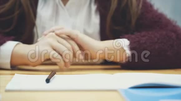 把一个女生的手放在桌子上灰色背景视频的预览图