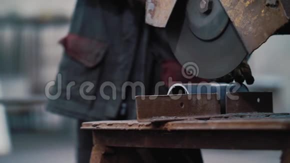 工业工人用大量火花打磨金属用生锈的圆形机器锯管子的特写镜头视频的预览图
