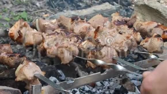 沙什利克俄罗斯传统烧烤火上的猪肉肉串在烤架上准备的美味鲜肉烤串视频的预览图