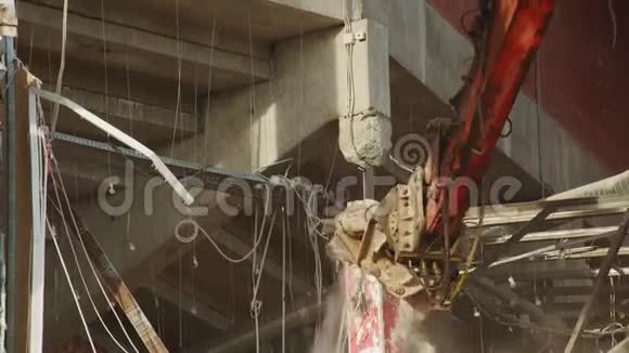 机器用刀拆卸被摧毁的竞技场废墟视频的预览图