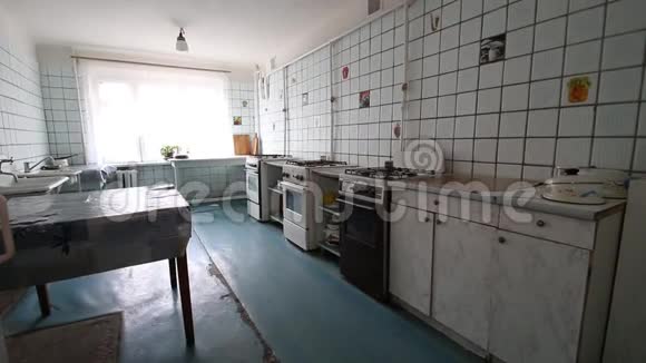 苏联时代苏联时期瓦片中的旧公共厨房视频的预览图
