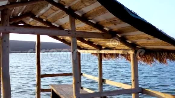 舒适的漂浮屋水上的木树河边的凉亭视频的预览图