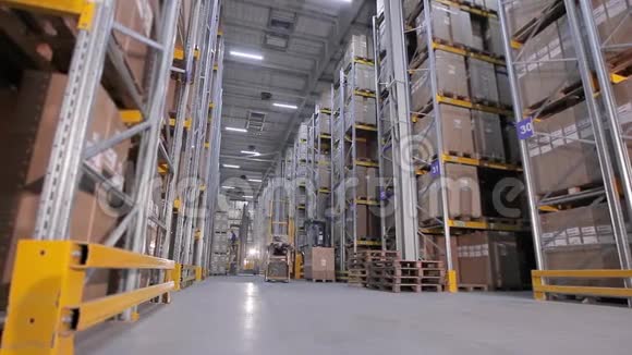 工厂有大仓库工人把仓库里的货物熔化仓库里有很多箱子视频的预览图