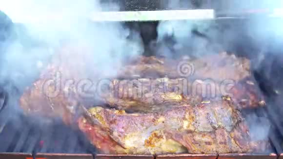 烧烤架上的烧烤架上的熏烟上的炭烧烤架外的火培根野餐概念视频的预览图