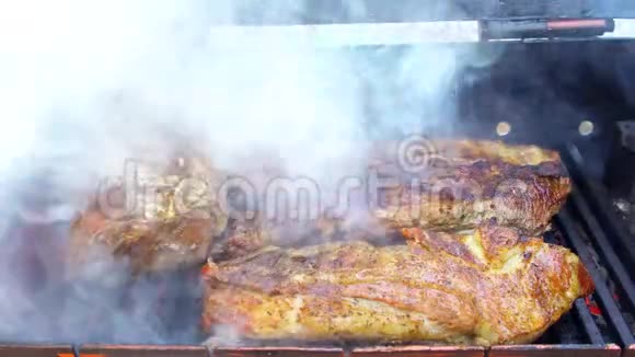 烤猪排在烤架上用木炭烤焦和轻烟烤焦视频的预览图