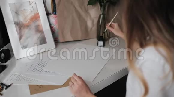 书法家年轻女子在白纸上写字视频的预览图