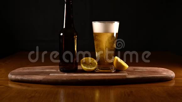 用柠檬和瓶子把啤酒放在木板上旋转龙卷风效应视频的预览图