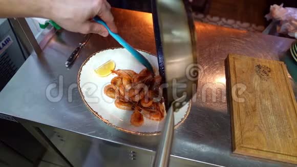 锅里放的炸虾放在白色盘子里视频的预览图
