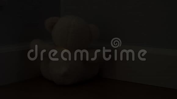 白色毛绒熊玩具倒坐在房间的角落里视频的预览图