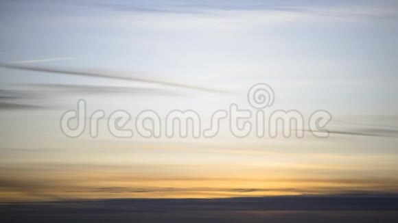 日落时分带着移动的条纹云视频的预览图