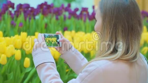 女子在花市拍照视频的预览图
