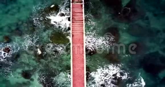 三仙台大桥从上到下的空中镜头将小岩石岛与海岸连接起来视频的预览图