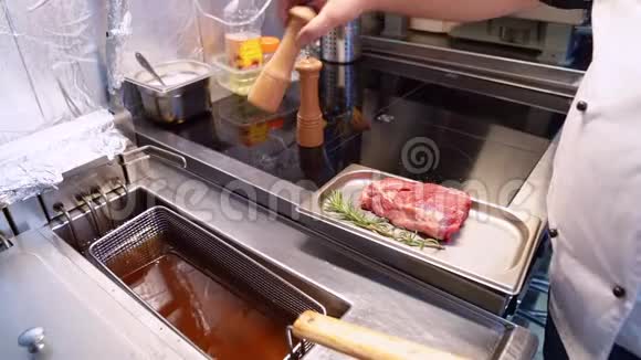 厨房里做牛排用的大块肉视频的预览图
