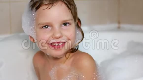 孩子洗澡玩泡沫视频的预览图