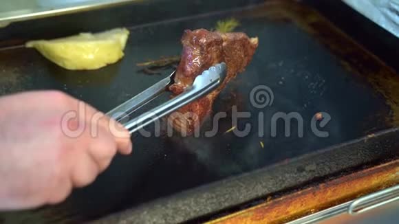 厨师把一块烤肉放在炉子上视频的预览图