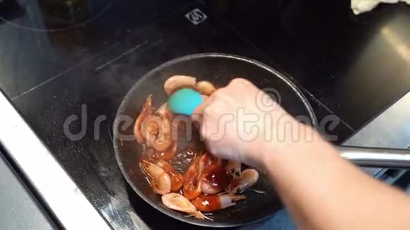 潘煎虾停刀厨房视频的预览图