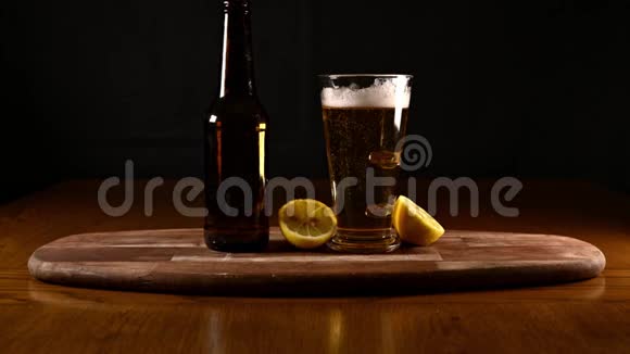用柠檬和瓶子把啤酒放在木板上视频的预览图