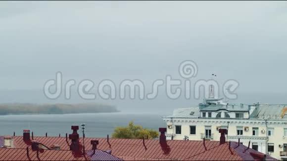 在宁静的河流和前景的红色屋顶上建造视频的预览图
