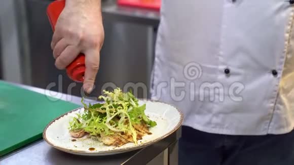 厨师倒酱汁沙拉进行手工视频的预览图