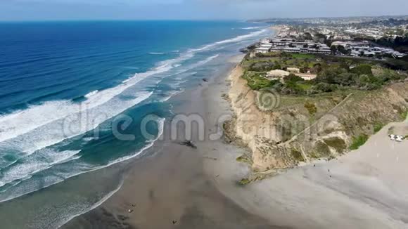 加州德尔玛北海滩海岸悬崖和蓝色太平洋别墅的鸟瞰图视频的预览图