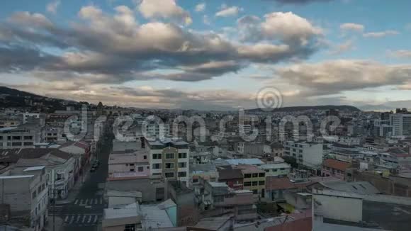 厄瓜多尔基多市顶景日落时间视频的预览图