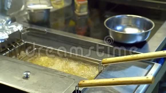 在深油炸鸡翅中煮沸油厨房视频的预览图
