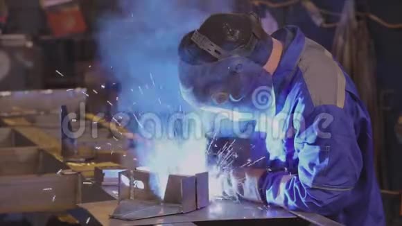 工厂工人用慢速焊接金属零件的过程视频的预览图