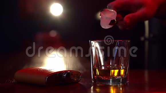 在酒吧黑暗中倒入一杯威士忌的冰块视频的预览图
