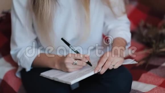 书法家年轻女子在白纸上写字视频的预览图