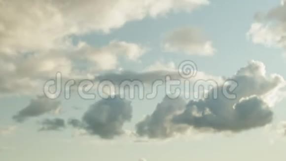 水岸上的建筑物上方的云彩和河上的船只视频的预览图