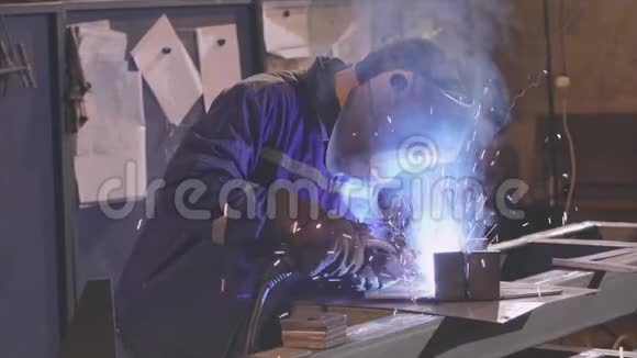 工厂工人用慢速焊接金属零件的过程视频的预览图