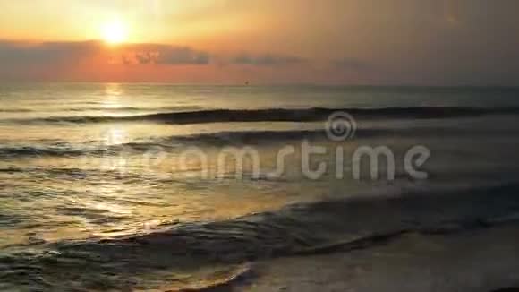 大海上美丽的日落地平线上的船影视频的预览图