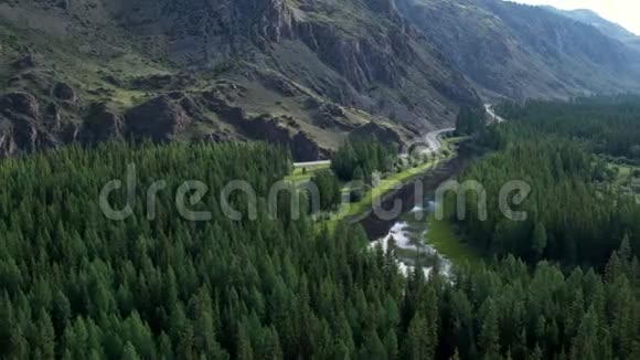 森林巷道河流山脉的空中摄影景观视频的预览图