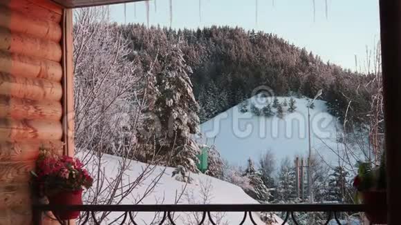 木制阳台提供美丽的冬季景观有山和森林景观视频的预览图