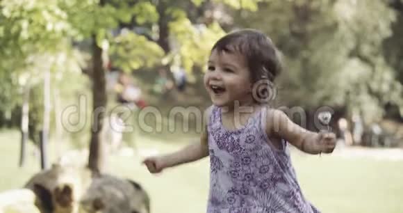 可爱的女婴在夏末探索一个公园为快乐而跳跃视频的预览图