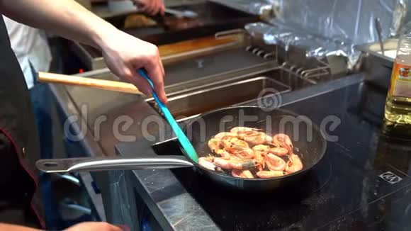 锅煎虾停刀厨房视频的预览图