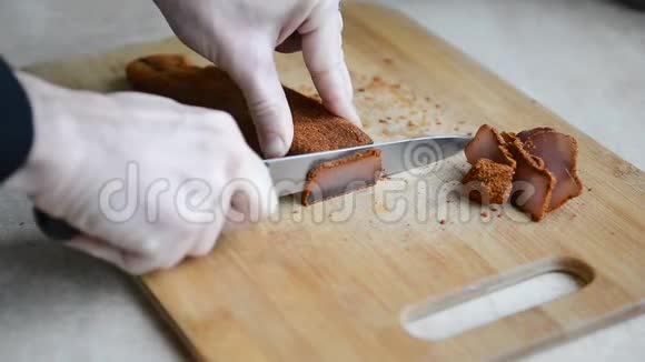 男性手切自制肉片视频的预览图