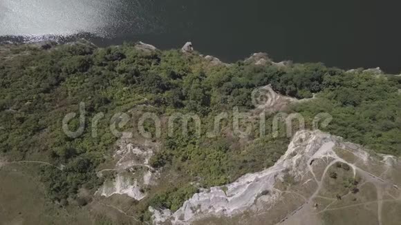 乌克兰巴科塔湾德涅斯特风景优美的空中景色湖水上方的石头视频的预览图