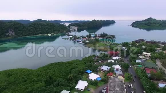 帕劳科罗岛的城市景观当地建筑和建筑物马拉卡勒桥酒店和海洋背景视频的预览图