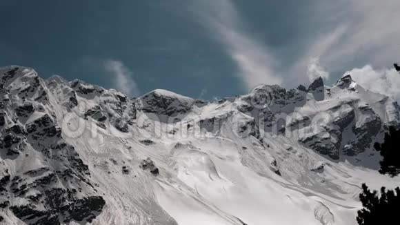 高加索山脉上空云层的形成和移动视频的预览图