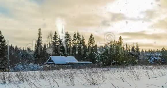 冬林中的木屋美丽的冬季景观美丽的降雪时间流逝视频循环视频的预览图